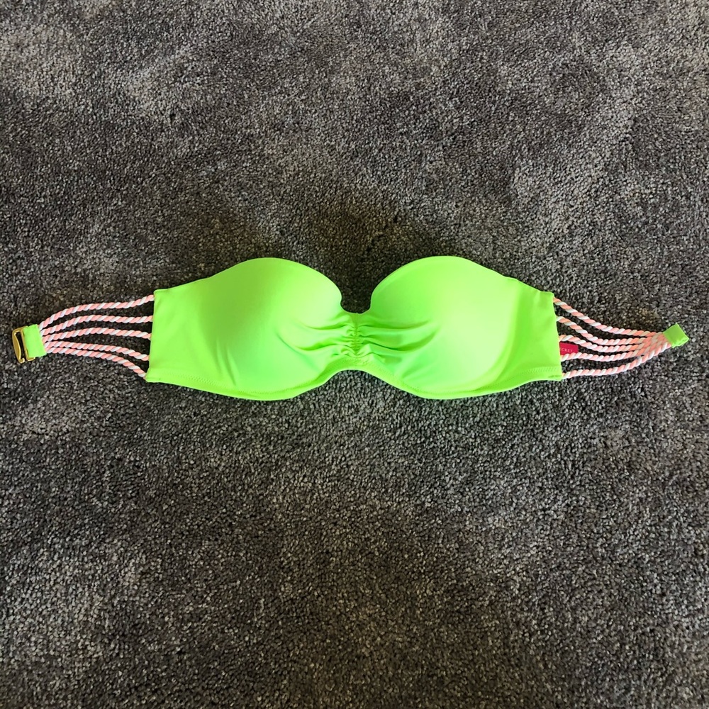 Victoria’s Secret Bikini Top size 32D. In great condition.